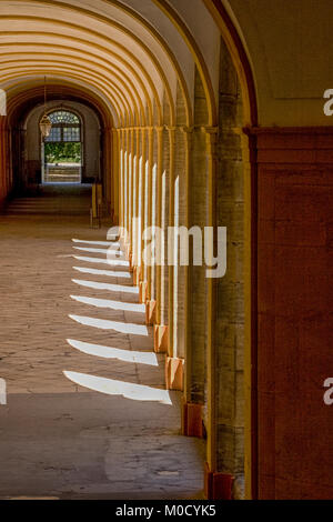 Lumière du soleil à travers les arches d'un couloir dans un Cloître médiéval Banque D'Images