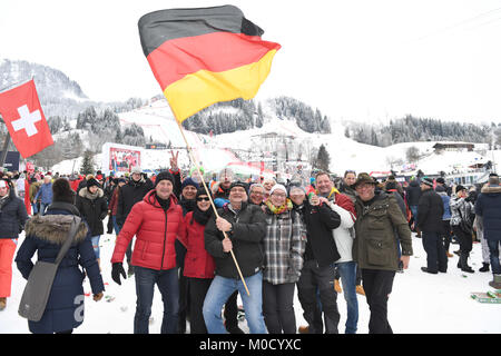 Kitzbuehel, Autriche. 20 Jan, 2018. Des fans allemands célèbrent après la victoire par le skieur alpin allemand Thomas sur la Streif Deimos Feeder 3m60 dans la région de Kitzbuehel, Autriche, 20 janvier 2018. Crédit : Felix Hörhager/dpa/Alamy Live News Banque D'Images