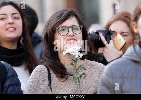 Rome, Italie. 20 Jan, 2018. Les femmes Roms 20/01/2018 marguerites. Marche des femmes roms, Marcia di solidarieta' per i Diritti civili e i diritti delle donne. Rome le 20 janvier 2018. Marche des femmes Rome, mars de la solidarité pour les droits civils et les droits civils des femmes, organisée par la communauté américaine de Rome, en même temps que la marche des femmes qui ont lieu dans le monde entier le 20 janvier. Foto Samantha Zucchi Insidefoto insidefoto Crédit : srl/Alamy Live News Banque D'Images