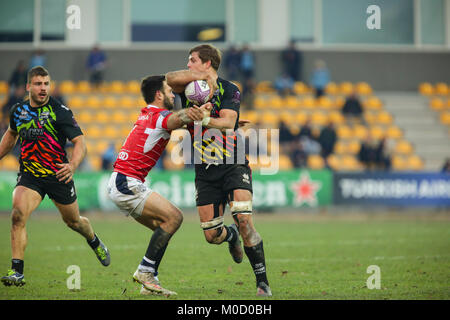 Parme, Italie. 20 Jan, 2018. Zebre's flanker Johan Meyer tente une cargaison dans le match contre Agen en Challenge Cup 2017/18 incident enregistrées. Credit : Massimiliano Carnabuci/Alamy Live News Banque D'Images