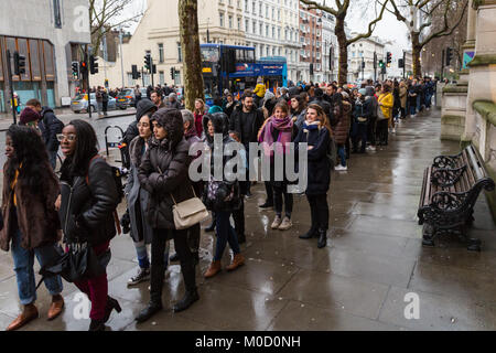 South Kensington, London, UK. 20 Jan, 2018. Les misérables Londres météo avec des températures froides et fine bruine attire une foule de Londoniens et touristes au Victoria and Albert Museum (V&A) et l'histoire naturelle de Londres. Le V&une queue à un moment donné, s'étendait le long de la longueur de sa façade avec des centaines attendent patiemment et avec quelques périodes d'attente de plus de 2 heures pour l'admission générale. Les deux musées sont à visiter et souvent attirer des visiteurs. Credit : Imageplotter News et Sports/Alamy Live News Banque D'Images