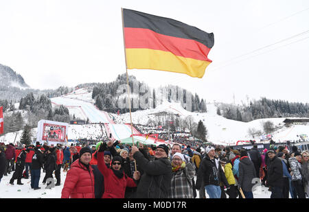 Kitzbuehel, Autriche. 20 Jan, 2018. Des fans allemands célèbrent après la victoire par le skieur alpin allemand Thomas sur la Streif Deimos Feeder 3m60 dans la région de Kitzbuehel, Autriche, 20 janvier 2018. Crédit : Felix Hörhager/dpa/Alamy Live News Banque D'Images