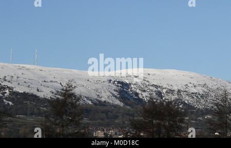 Divis Mountain, Belfast, Irlande du Nord,. 20 Jan, 2018. UK - une journée ensoleillée avec de la neige se trouvant sur les collines donnant sur Belfast. L'automne, les températures du jour au lendemain, avant d'augmenter de façon marquée au début de la semaine. Crédit : David Hunter/Alamy Live News Banque D'Images