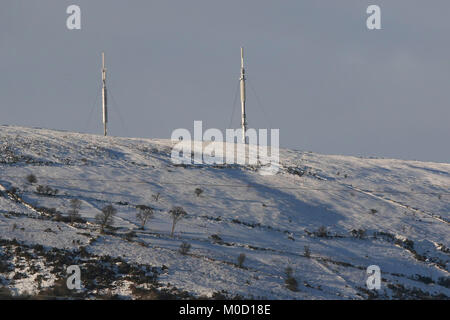 Divis Mountain, Belfast, Irlande du Nord,. 20 Jan, 2018. UK - une journée ensoleillée avec de la neige se trouvant sur les collines donnant sur Belfast. L'automne, les températures du jour au lendemain, avant d'augmenter de façon marquée au début de la semaine. Deux marcheurs faire leur chemin jusqu'à la montagne. Crédit : David Hunter/Alamy Live News Banque D'Images