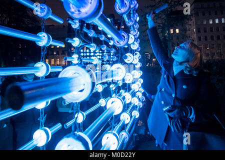 Londres, Royaume-Uni. 20 Jan, 2018. ILLUMAPHONIUM par Michael Davis - Londres Lumiere est un festival qui se déroule sur 4 soirées, du jeudi 18 au dimanche 21 janvier 2018. Il met en valeur l'architecture de la capitale et les rues, avec plus de 50 œuvres créées par des artistes britanniques et internationaux. Le festival de plein air retourne à Londres pour la deuxième fois après le succès de la première édition en janvier 2016, qui a attiré environ 1,3 millions de visites. Crédit : Guy Bell/Alamy Live News Banque D'Images