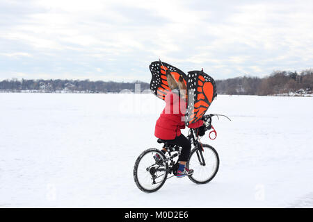 Minneapolis, Minnesota, USA. Le 20 janvier, 2018. Un enfant monte un vélo avec les ailes de papillon le jour de l'ouverture de l'Art Shanty Projets sur lac gelé Harriet à Minneapolis, Minnesota, USA. Auteur : Gina Kelly/Alamy Live News Banque D'Images