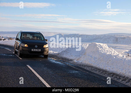 B6277, Teesdale, County Durham, Royaume-Uni. Samedi 20 janvier 2018. Météo britannique. Une voiture passe le long de la B6277 entre Middleton-in-Teesdale et Alston, qui vient d'être ré-ouvert après les fortes chutes de neige et la route fermée à la dérive hier. Crédit : David Forster/Alamy Live News Banque D'Images