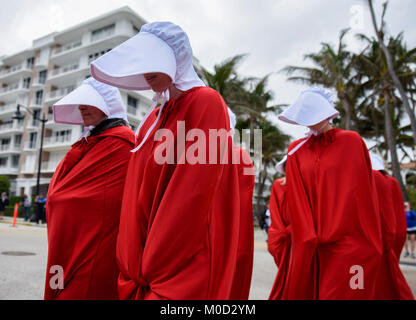 Palm Beach, Floride, USA. 20 Jan, 2018. Trump protestataires habillé comme servantes dans ''The Handmaid's Tale'' cross South Ocean Boulevard avant le début de la ''Justice mars à Mar-A-Largo'' à Palm Beach, Floride, le samedi, Janvier 20, 2018. Des centaines de participants se sont réunis à Palm Beach à mars vers Mar-A-Largo et protester contre le Président Trump le jour marquant le premier anniversaire de sa présidence. Credit : Andres Leiva/Le Palm Beach Post/ZUMA/Alamy Fil Live News Banque D'Images