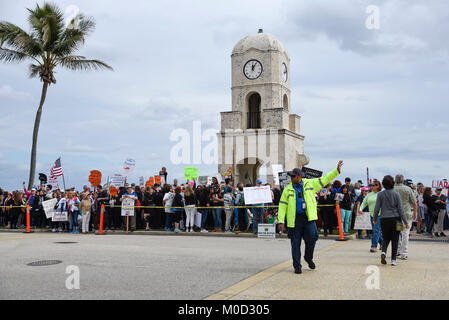 Palm Beach, Floride, USA. 20 Jan, 2018. Un agent de la police de Palm Beach dirige le trafic sur South Ocean Boulevard comme des centaines de manifestants se rassemblent sous la Tour de l'horloge avant le début de la ''Justice mars à Mar-A-Largo'' à Palm Beach, Floride, le samedi, Janvier 20, 2018. Des centaines de participants se sont réunis à Palm Beach à mars vers Mar-A-Largo et protester contre le Président Trump le jour marquant le premier anniversaire de sa présidence. Credit : Andres Leiva/Le Palm Beach Post/ZUMA/Alamy Fil Live News Banque D'Images