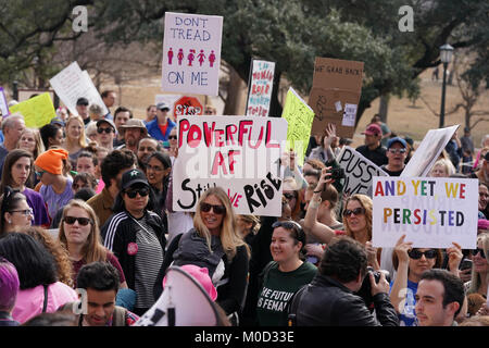 Signes que Texas hold : les femmes et les hommes titulaires d'un meeting de protestation à la Texas Capitol à Austin sur le premier anniversaire de la Marche des femmes sur l'État de Washington et un an après l'investiture du président Donald Trump. Banque D'Images