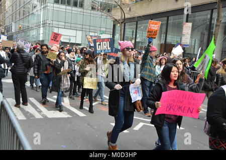 New York, NY : des milliers de personnes ont participé à la Marche des femmes à New York le 20 janvier 2018. Banque D'Images