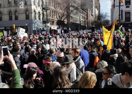 New York, NY, USA - 20 Jan, 2018. Une fois de plus des centaines de milliers sont descendus dans les rues de Manhattan, New York le 20 janvier, 2018, pour la 2ème. Annual Women's march, protestant contre la présidence et l'administration du président américain Donald Trump et son misogyne, raciste et de mauvaises politiques. D'autres marches de protestation et des rassemblements ont également été organisés simultanément dans les villes à travers le monde. © 2018 Ronald G. Lopez/DigiPixsAgain.us/Alamy Live News Banque D'Images