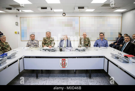 Ankara, Turquie. 20 Jan, 2018. Premier ministre turc Binali Yildirim (C) assiste à une réunion militaire au quartier général des forces armées turques à Ankara, Turquie, 20 janvier 2018. Premier ministre turc Binali Yildirim a déclaré samedi que l'aviation turque a commencé la campagne militaire contre l'Afrin, ajoutant que l'objectif de l'offensive est d'éliminer les combattants de l'Union Démocratique Kurde (PYD) et le Parti des Travailleurs du Kurdistan (PKK). Crédit : le premier ministère/Xinhua/Alamy Live News Banque D'Images