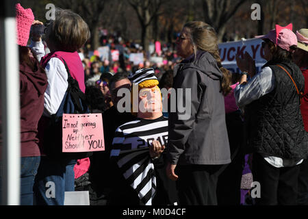 Washington, District de Columbia, Etats-Unis. 20 Jan, 2018. En tant que président Trump marque la fin de sa première année au pouvoir et le gouvernement fédéral est restée à l'arrêt, des dizaines de milliers de personnes se sont joints à la Marche des femmes dans DC Samedi, l'un des dizaines de ces manifestations dans des villes de tout le pays sur le premier anniversaire de la mars 2017. Credit : Miguel Juarez Lugo/ZUMA/Alamy Fil Live News Banque D'Images