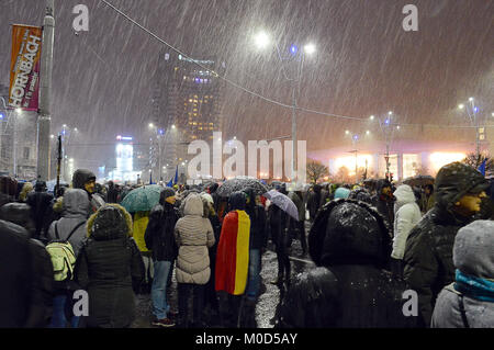 Bucarest, Roumanie - 20 jan 2018 : La foule se rassembler à la place de l'Université pour protester contre l'intention du gouvernement visant à décriminaliser la corruption et réduire l'indépendance du pouvoir judiciaire. 75 000 ont bravé la neige et la pluie verglaçante. Crédit : MacKenzie Douglas/Alamy Live News Banque D'Images