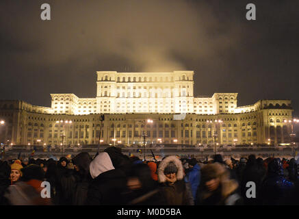 Bucarest, Roumanie - 20 jan 2018 : 75 000 personnes ont défié la neige et pluie verglaçante à mars au parlement roumain pour protester contre les tentatives du gouvernement visant à décriminaliser la corruption. Crédit : MacKenzie Douglas/Alamy Live News Banque D'Images