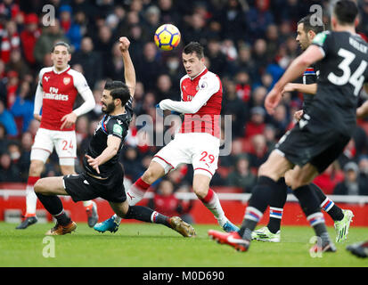 Londres, Royaume-Uni. 20 Jan, 2018. Granit Xhaka (3L) d'Arsenal passe le ballon au cours de l'English Premier League match de football entre l'Arsenal et le palais de cristal à l'Emirates Stadium de Londres, Grande-Bretagne, le 20 janvier, 2018. Arsenal a gagné 4-1. Credit : Han Yan/Xinhua/Alamy Live News Banque D'Images