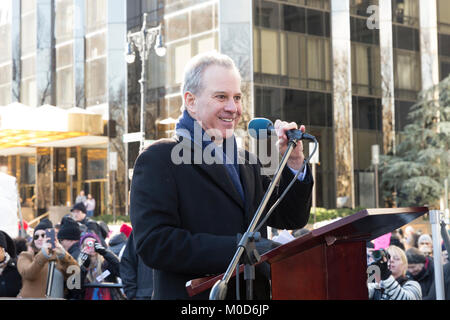 New York, NY - 20 janvier 2018 : New York procureur général Eric Schneuderman parle à la femme en mars à New York Central Park West Credit : lev radin/Alamy Live News Banque D'Images