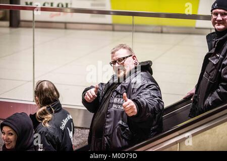 Munich, Bavière, Allemagne. Jan 21, 2018. Quelques jours après la police de Munich a annoncé que la droite extrémiste, groupe d'autodéfense anti-immigrés le « soldiers of Odin'' devrait compter sur être 'intensivement vérifiée'' si vu les patrouilles, ils ont refait surface à Munich, cette fois avec leur 'Vize-Leader'' (mélange d'Allemand et Anglais) JÃ¼rgen GrÃ(bel. La police est allée plus loin pour ne citer qu'elles seraient également vérifié si ils violent les lois de la Bavière à l'Assemblée générale, notamment en agissant comme un groupe de vigiles/police. Credit : ZUMA Press, Inc./Alamy Live News Banque D'Images