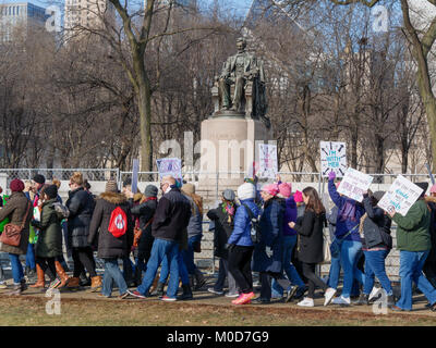 Chicago, Illinois, USA. 20 janvier 2018. Près de 300 000 femmes et hommes se réunirent à Grant Park pour la Marche des femmes aux urnes dans cette ville aujourd'hui. Puis les manifestants ont marché jusqu'à Plaza fédéral à Adams et rues Dearborn, ici en passant devant la statue d'Abraham Lincoln. Banque D'Images