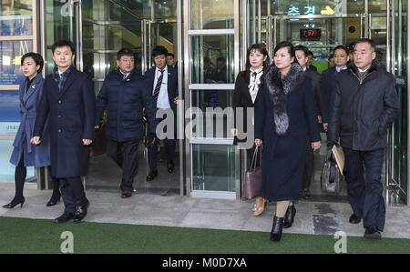 Paju, Seoul, Corée du Sud. Jan 21, 2018. Jan 21, 2018-Dorasan CIQ, Korea-North Sud chef de délégation Olympique Coréen Hyun Song Wol(r) arrive devant la porte du bureau frontière à Dorasan CIQ, à Paju, La Corée du Sud. Sur cette photo publiée par le ministère de l'unification du Sud. La délégation, qui fera les travaux préparatoires de spectacles culturels au cours du mois prochain aux Jeux Olympiques d'hiver de PyeongChang, dirigé vers la ville de Gangneung, sur la côte est de la Corée du Sud via Séoul. Au cours de son séjour dans le sud, la délégation devrait inspecter les lieux et discuter des dates de concert. (Crédit Image : © Unification Min Banque D'Images