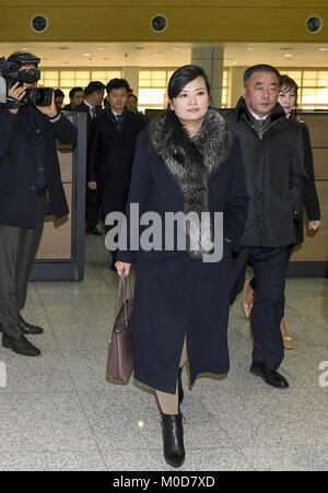 Paju, Seoul, Corée du Sud. Jan 21, 2018. Jan 21, 2018-Dorasan CIQ, Korea-North Sud chef de délégation Olympique Coréen Hyun Song Wol(avant) passant de l'immigration bureau à Dorasan CIQ, à Paju, La Corée du Sud. Sur cette photo publiée par le ministère de l'unification du Sud. La délégation, qui fera les travaux préparatoires de spectacles culturels au cours du mois prochain aux Jeux Olympiques d'hiver de PyeongChang, dirigé vers la ville de Gangneung, sur la côte est de la Corée du Sud via Séoul. Au cours de son séjour dans le sud, la délégation devrait inspecter les lieux et discuter des dates de concert. (Crédit Image : © Ministère de l'Unification Banque D'Images