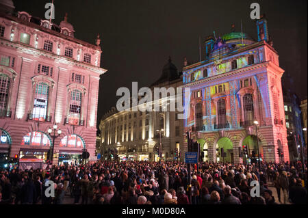 Londres 2018 lumiere. Piccadilly Circus, avec Camille Gross et Leslie Epsztein projections sur le voyage de l'hôtel Cafe royal vers la droite. La lumière à l'échelle de la ville, festival organisé par le maire de Londres et Artichaut devrait attirer jusqu'à 1,25 millions de visiteurs au cours de ses quatre jours 18hr 21 janvier à Londres, Royaume-Uni. 20 janvier 2018. Crédit : Antony l'ortie/Alamy Live News Banque D'Images