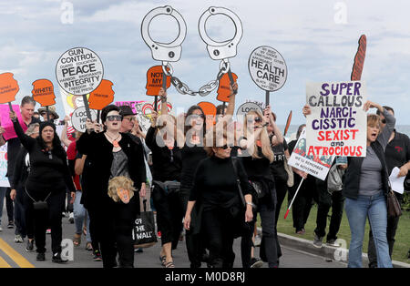 West Palm Beach, FL, USA. 22 janvier, 2018. Recueillir et manifestant en mars protestation de Donald Trump le long d'Ocean Boulevard à West Palm Beach. Les gens qui n'aiment pas le Président Donald Trump a marqué le premier anniversaire de son investiture par une marche appelant à sa mise en accusation. Mike Stocker, South Florida Sun-Sentinel Sun-Sentinel Crédit : Fil/ZUMA/Alamy Live News Banque D'Images