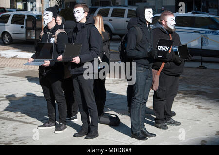 Dayton, Ohio se joint à la nation le samedi 20 janvier en maintenant leurs propres droits des femmes rassemblement à l'Montgomery County Courthouse. Crédit : Martin Wheeler/Alamy Live News Banque D'Images