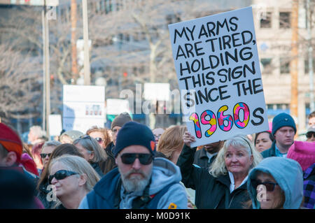 Dayton, Ohio se joint à la nation le samedi 20 janvier en maintenant leurs propres droits des femmes rassemblement à l'Montgomery County Courthouse. Crédit : Martin Wheeler/Alamy Live News Banque D'Images