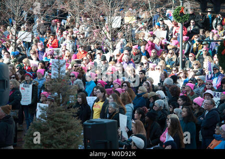 Dayton, Ohio se joint à la nation le samedi 20 janvier en maintenant leurs propres droits des femmes rassemblement à l'Montgomery County Courthouse. Crédit : Martin Wheeler/Alamy Live News Banque D'Images