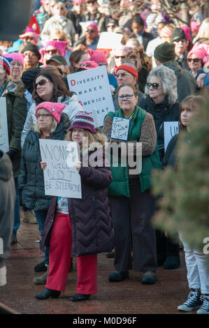 Dayton, Ohio se joint à la nation le samedi 20 janvier en maintenant leurs propres droits des femmes rassemblement à l'Montgomery County Courthouse. Crédit : Martin Wheeler/Alamy Live News Banque D'Images