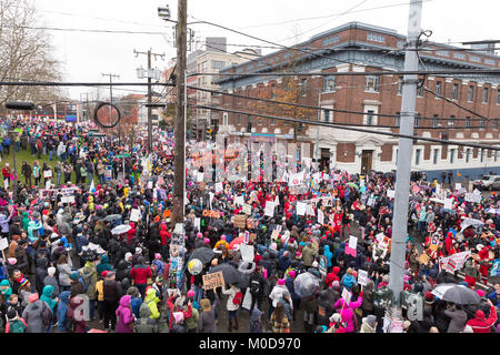 Seattle, Washington : Les membres de l'MMIW (femmes autochtones disparues et assassinées) diriger le Seattle Marche des femmes 2.0 le long de la rue Pine. Crédit : Paul Christian Gordon/Alamy Live News Banque D'Images