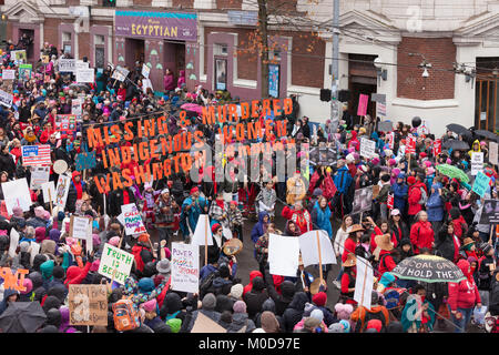 Seattle, Washington : Les membres de l'MMIW (femmes autochtones disparues et assassinées) diriger le Seattle Marche des femmes 2.0 le long de la rue Pine. Crédit : Paul Christian Gordon/Alamy Live News Banque D'Images