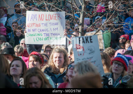 Dayton, Ohio se joint à la nation le samedi 20 janvier en maintenant leurs propres droits des femmes rassemblement à l'Montgomery County Courthouse. Crédit : Martin Wheeler/Alamy Live News Banque D'Images