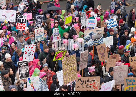 Seattle, Washington : manifestants foule Pine Street à la Seattle Marche des femmes 2.0. Crédit : Paul Christian Gordon/Alamy Live News Banque D'Images