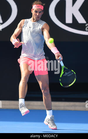 21 janvier 2018 : 1ère Rafael Nadal de semences de l'Espagne en action contre des semences 24 Diego Schwartzman de l'Argentine dans un match de 4ème tour jour 7 de l'Australian Open 2018 Tournoi de tennis du Grand Chelem à Melbourne, Australie. Bas Sydney/Cal Sport Media Credit : Cal Sport Media/Alamy Live News Banque D'Images