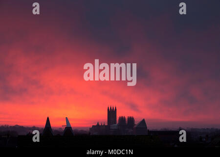 Canterbury, UK. Jan 21, 2018. Une rose vif le lever du soleil sur la cathédrale de Canterbury UK ce matin. Deux capots oast house sont visibles au premier plan et un oiseau est assis sur l'un d'entre eux. Prises de la fenêtre de ma chambre. Credit : Sue Holness/Alamy Live News Banque D'Images