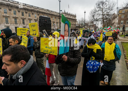 Janvier 20, 2018 - Londres, Royaume-Uni. 20 janvier 2018. Opposé manifestants Downing St a encouragé le Premier ministre britannique, Theresa Mai à rompre son silence sur le soulèvement en Iran et demandent la libération immédiate des milliers arrêtés et sous la menace de la peine de mort. La manifestation était organisée par la société française Conseil National de la résistance iranienne (CNRI) et l'OMPI associé/MEK, une politique iranien''"organisation militante en exil, et prétend représenter 40 communautés Anglo. Il y avait un large éventail de conférenciers, y compris plusieurs députés. Credit : ZUMA Press, Inc./Alamy Live News Banque D'Images