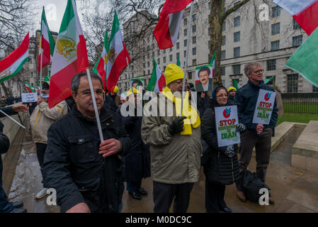 Janvier 20, 2018 - Londres, Royaume-Uni. 20 janvier 2018. Opposé manifestants Downing St a encouragé le Premier ministre britannique, Theresa Mai à rompre son silence sur le soulèvement en Iran et demandent la libération immédiate des milliers arrêtés et sous la menace de la peine de mort. La manifestation était organisée par la société française Conseil National de la résistance iranienne (CNRI) et l'OMPI associé/MEK, une politique iranien''"organisation militante en exil, et prétend représenter 40 communautés Anglo. Il y avait un large éventail de conférenciers, y compris plusieurs députés. Credit : ZUMA Press, Inc./Alamy Live News Banque D'Images