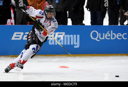 Beijing, Chine. Jan 21, 2018. Un jeune joueur de hockey sur glace effectue au cours d'un carnaval de sports d'hiver organisé par Pékin de la Chine et le Québec du Canada au stade National à Beijing, capitale de la Chine, 21 janvier 2018. Credit : Zhang Chenlin/Xinhua/Alamy Live News Banque D'Images