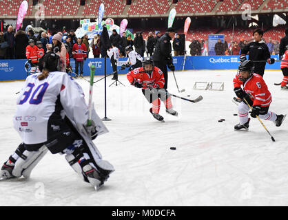 Beijing, Chine. Jan 21, 2018. Les jeunes joueurs de hockey sur glace de Beijing et au Québec faire une partie au cours d'un carnaval de sports d'hiver organisé par Pékin de la Chine et le Québec du Canada au stade National à Beijing, capitale de la Chine, 21 janvier 2018. Credit : Zhang Chenlin/Xinhua/Alamy Live News Banque D'Images