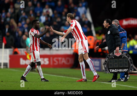 Stoke City's Peter Crouch remplace Mame Biram Diouf au cours de la Premier League match au stade de bet365, Stoke. Banque D'Images