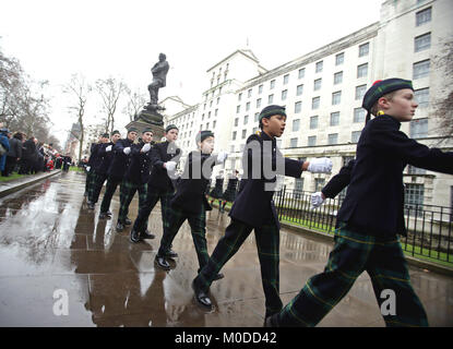 Les membres étudiants de la bande de cornemuses et tambours de Gordon's School à Surrey depuis mars la statue du général Gordon de Khartoum à Whitehall Gardens, Londres, après leur service commémoratif annuel pour commémorer sa mort. Banque D'Images