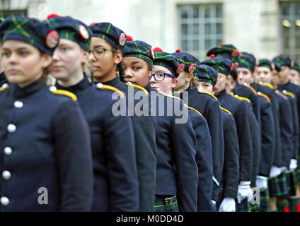 Les membres étudiants de la bande de cornemuses et tambours de Gordon's School à Surrey se rassemblent devant la statue du général Gordon de Khartoum à Whitehall Gardens, Londres, pour commémorer sa mort. Banque D'Images