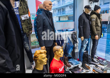 Thessalonique, Grèce - janvier 19, 2018 à vêtements : Vêtements pour vitrine fenêtre ministère dans le centre de Thessalonique, en vue de l'hiver des réductions. Banque D'Images