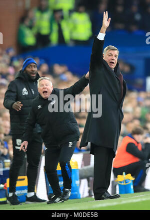 Gestionnaire d'Everton Sam Allardyce (à droite) avec le sous-Sammy Lee sur la ligne de touche lors de la Premier League match à Goodison Park, Liverpool Banque D'Images