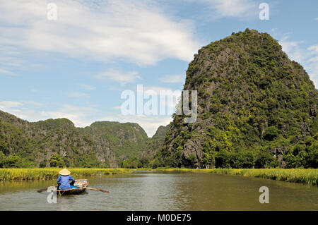 Bateau local sur la rivière Ngo Dong à Tam Coc, province de Ninh Binh, Vietnam du Nord Banque D'Images