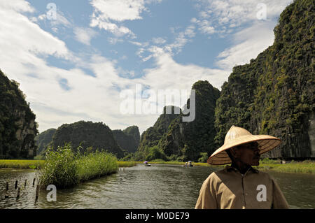 Balade en bateau entre les pics calcaires de Tam Coc, province de Ninh Binh, Vietnam du Nord Banque D'Images