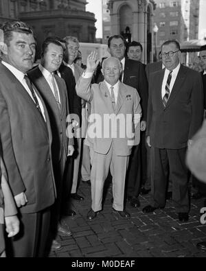 Homme politique soviétique Nikita Khrouchtchev, debout à côté de Los Angeles Maire Norris Poulson, pour une tournée des États-Unis. Los Angeles, octobre 1959. Banque D'Images